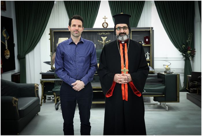 Ärkebiskop Benedictus Hano från Mosul i Irak talar med Colm Flynn under en resa till Mellanöstern för att markera 10-årsdagen av invasionen av ISIS