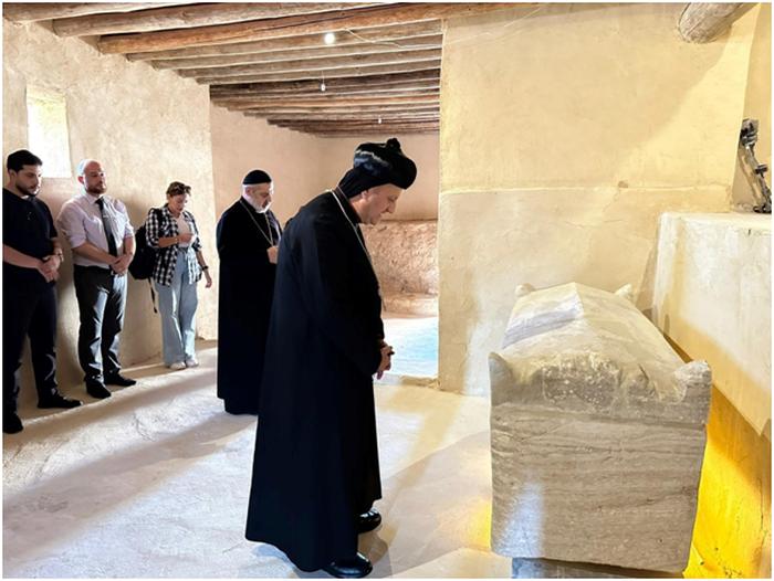 Ärkebiskop Jacques Mourad framför den restaurerade graven för Mar Eilan i september 2024 (Foto, Syriskt katolska biskopsämbetet i Homs, Hama och Nabk).