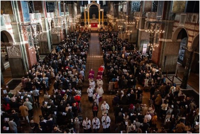 Ökning av vuxna som går in i kyrkan i England denna påsk - föranledd av både Internet och tradition