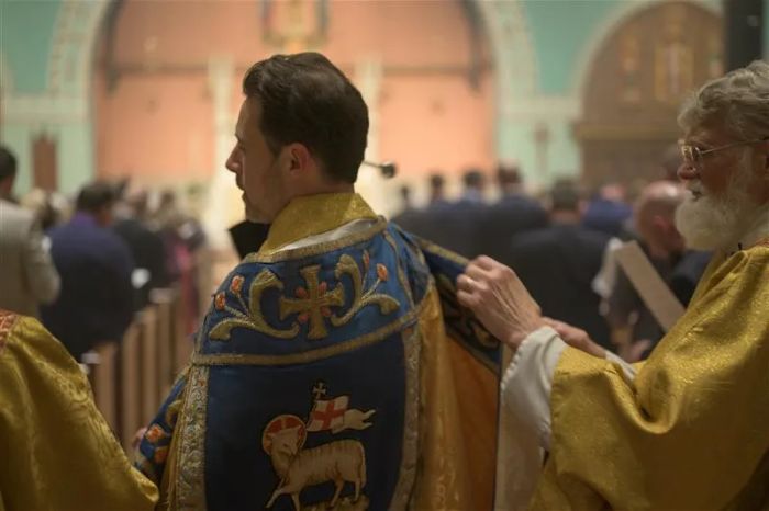 Fader Albert Scharbach, pastor i Mount Calvary Catholic Church i Baltimore, välsignar mässdeltagarna med vigvatten under påskvakaniturgin
