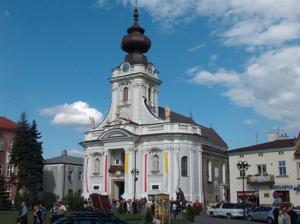 Basilikan i Wadowice med statyn av S:t Johannes Paulus II