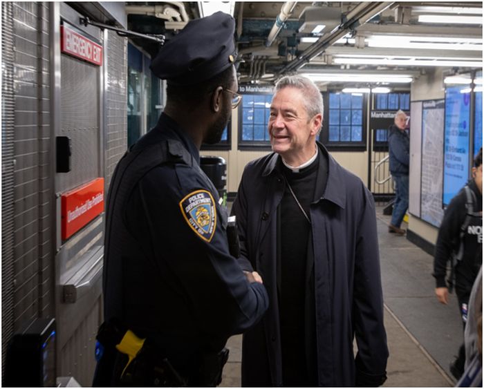 Biskop Brennan välkomnas av en av New Yorks finaste när han anländer till Court Street Station