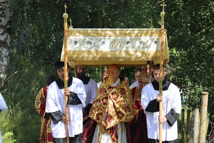 Biskop Erik Varden med S:t Olavs reliker under en procession i Stiklestad den 28 juli 2023
