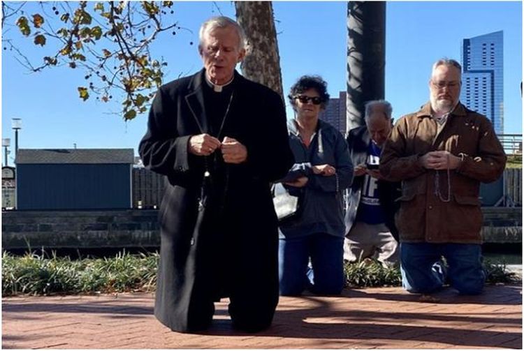 Den entledigade biskopen Strickland leder rosenkransbönen utanför biskopskonferensens i USA möte