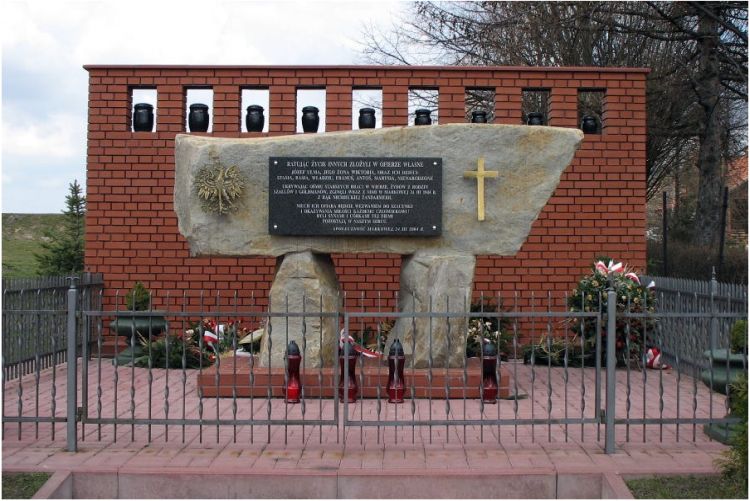 Ett monument över familjen Ulma i Markowa, sydöstra Polen. Wojciech Pysz via Wikimedia