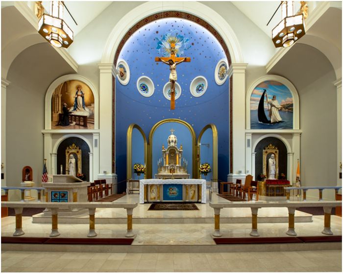 Församlingsmedlemmar uppskattar altarringarna vid St. Raymond of Penafort Catholic Church i Springfield, Virginia.