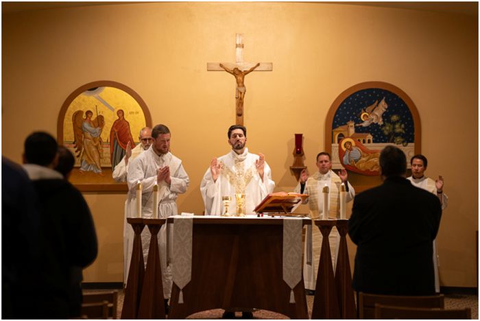 Fader Michael Niemczak firar mässa på Mount Angel Seminary.