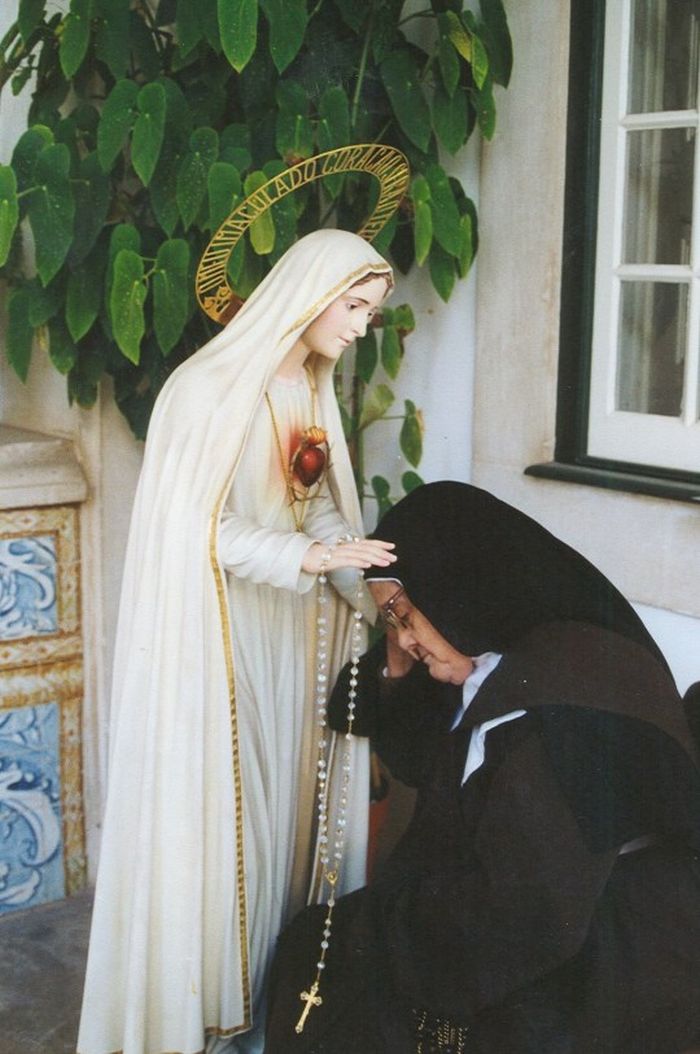 Den sista visionären från Fatima, Syster Lucia ber inför statyn av Vår Fru av Fatima i Karmelitklostret i Coimbra, Portugal