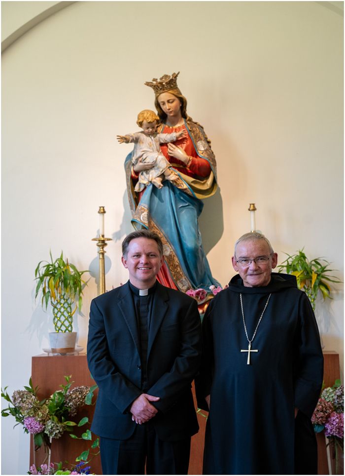 Från vänster till höger: Fader Jeff Eirvin och abbot Jeremy Driscoll vid Mount Angel Abbey, 2024
