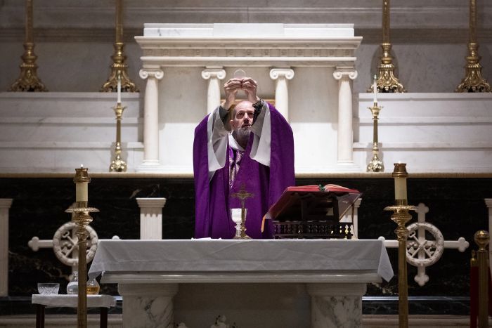 Franciskanpater Lawrence Schroedel firar mässan före vandringen i St. Peter's församling i New York City. | Jeffrey Bruno