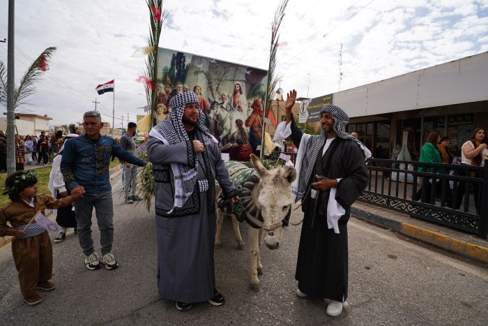 Gatorna i Qaraqosh – även känd som Baghdeda – fylls av glädje när invånarna firar palmsöndagen den 13 april 2025 med olivkvistar och palmblad i en stor procession med nästan 20 000 kristna.