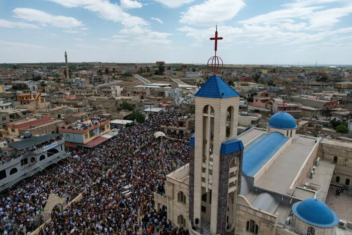 Gatorna i Qaraqosh i Irak – även känt som Baghdeda – fylldes av glädje när invånarna som firade palmsöndagen 2025 bar olivkvistar och palmblad i en storslagen procession med nästan 20 000 kristna