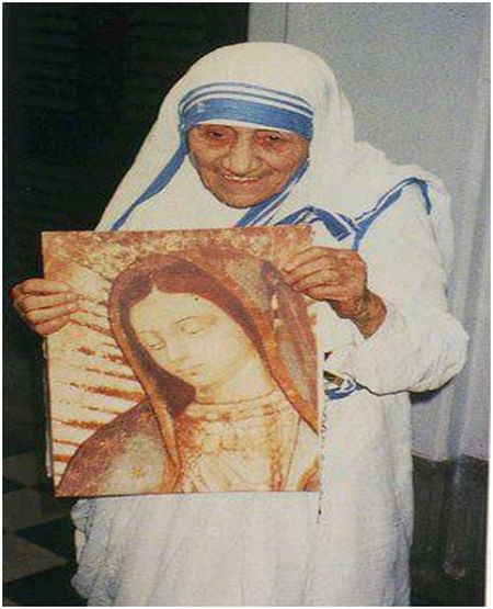 Heliga Teresa av Calcutta visar glatt upp en bild av Vår Fru av Guadalupe