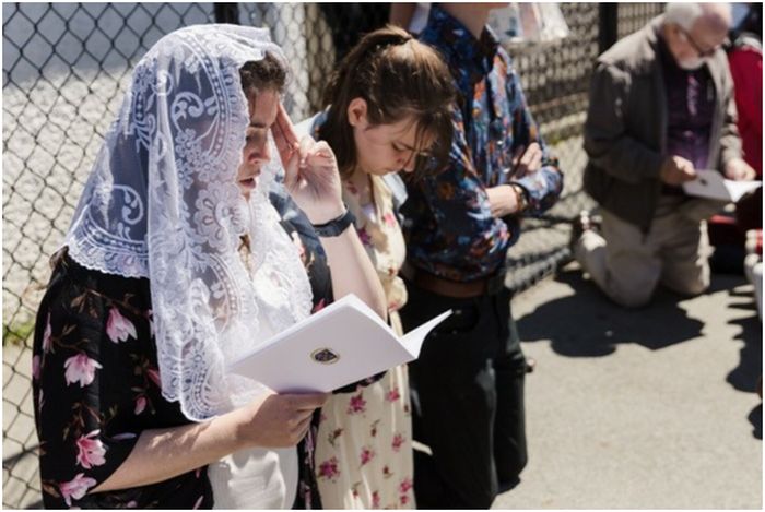 I mer traditionella församlingar som Holy Family i Vancouver har den latinska mässan blivit fokus för deras växande gemenskaper.