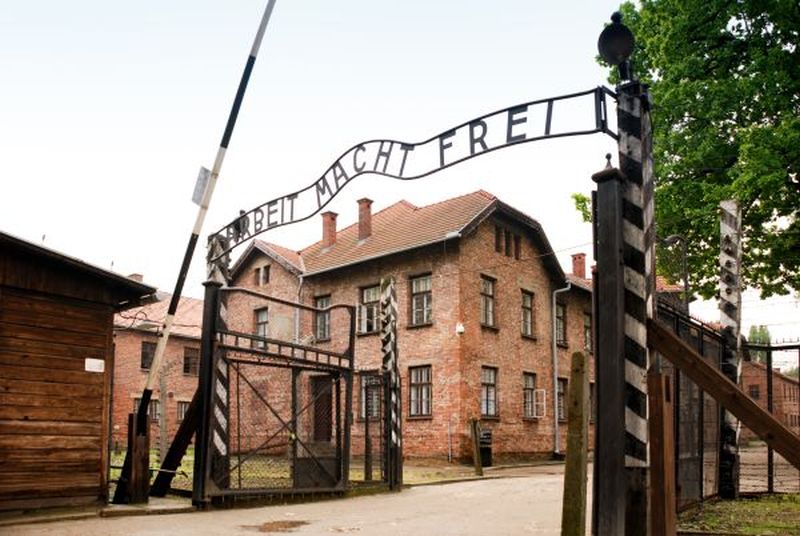 Ingångsgrinden till det tyska koncentrationslägret Auschwitz med mottot "Arbeit macht frei" - "Frihet genom arbete"