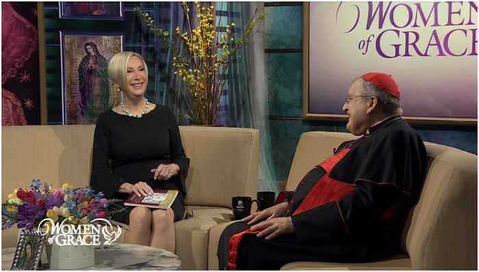 Kardinal Raymond Burke samtalar med Johnnette Benkovic Williams under en intervju med EWTN