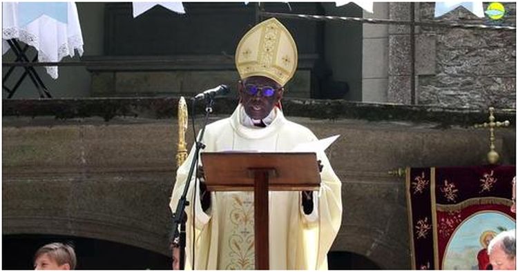 Kardinal Sarah i Notre-Dame de la Tronchaye