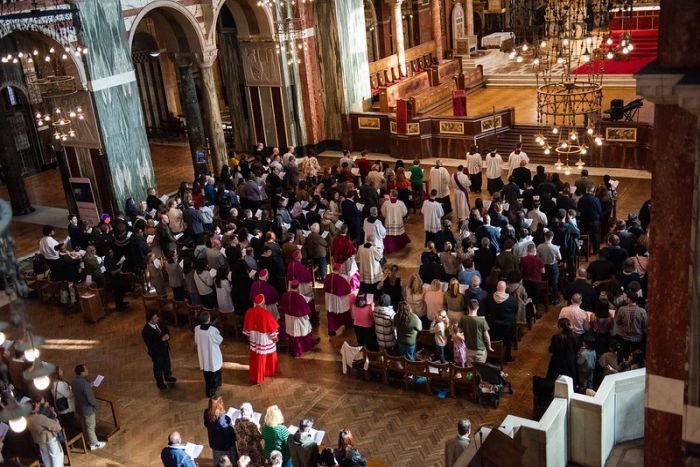 Kardinal Vincent Nichols från stiftet Westminster, som omfattar stora delar av huvudstaden London, välkomnade vid valriten i Westminster Cathedral den 8 mars 2025 över 500 som ska tas emot i den katolska kyrkan vid påsk