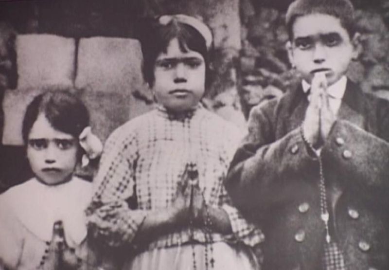 Lúcia dos Santos (i mitten) med sina kusiner, Helige Francisco Marto och hans syster Heliga Jacinta Marto