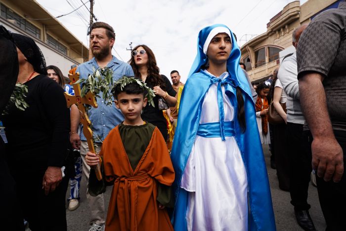 Många barn deltar i palmsöndagens procession den 13 april 2025 på gatorna i Qaraqosh i Irak där tusentals samlades för att markera början på stilla veckan.