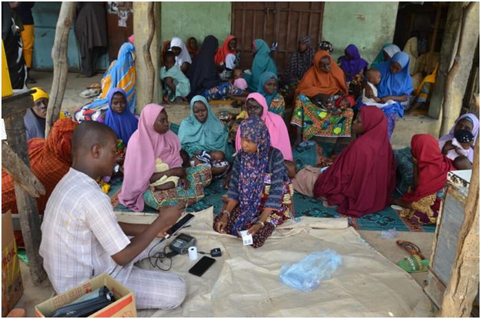 MAMI-deltagare i en butik på Benisheikh-marknaden, Kaga lokala regeringsområde i delstaten Borno, Nigeria