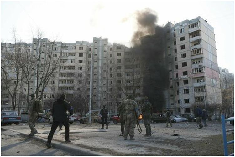 Mariupol, Ukraina, bombas 18 mars 2022 i Vladimir Putins speciella militärövning