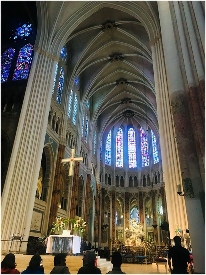Mittskeppet inne i katedralen i Chartres