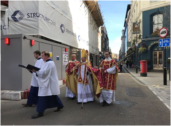 Msgr Keith Newton firar en palmsöndagsprocession