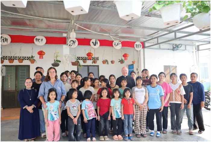 Msgr Roger Landry besöker barn i Kon Tum, Vietnam under ett besök som chef för Pontifical Missions Society i USA