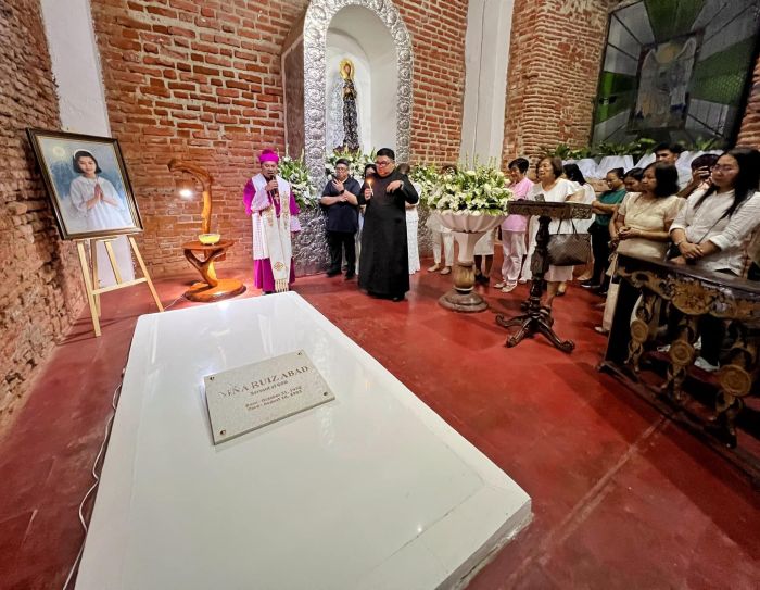 Niña Ruiz Abads grav i St. Monica församling, Ilocos Norte, Filippinerna