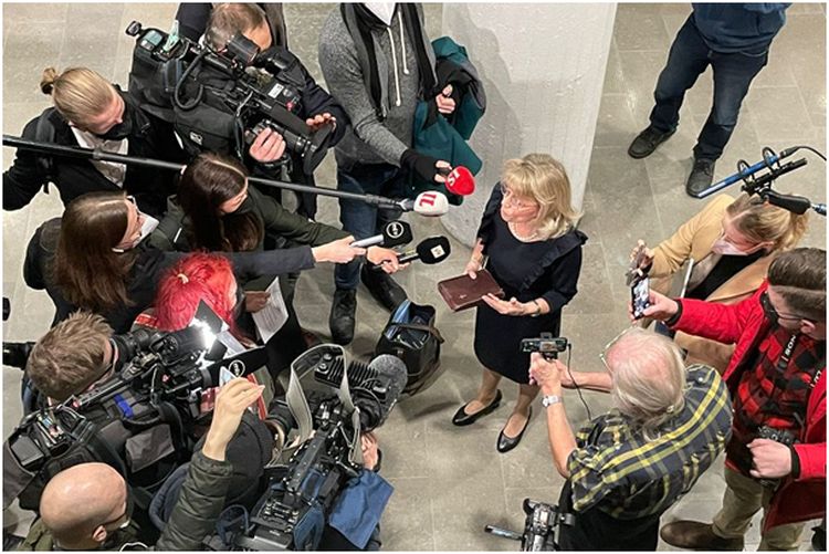 Päivi Räsänen talar till reportrar