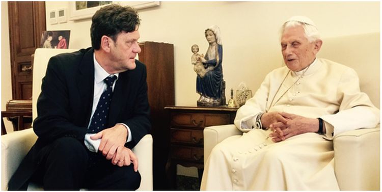 På bilden, påven emeritus Benedictus XVI och Peter Seewald