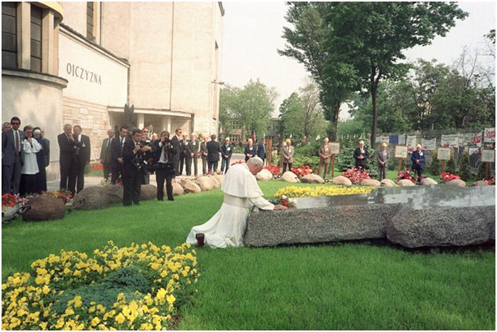 Påven Johannes Paulus II ber den 14 juni 1987 i Warszawa framför Sankt Stanislas kyrka vid graven för fader Jerzy Popieluszko