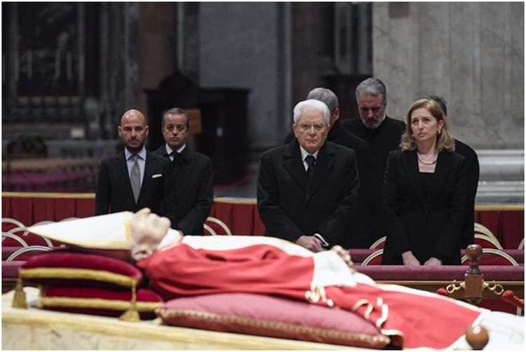 Påven emeritus Benedikt XVI på lit-de-parade i S:t Petersbasilikan