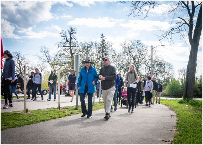 Pilgrimer i alla åldrar deltar i pilgrimsfärden på Sankt Josefs väg.