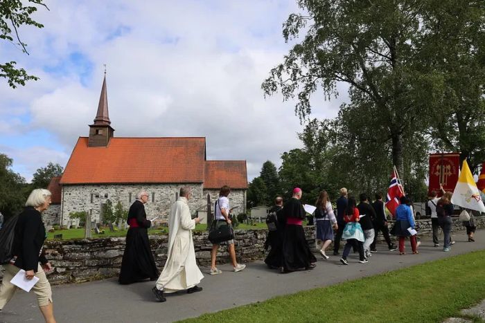 Pilgrimsprocessionen den 28 juli 2023, nära Stiklestads kyrka, uppförd över platsen där Olof Haraldsson dödades