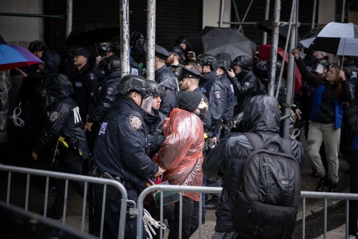 Polisen i New York var tvungen att göra flera gripanden av abortvänliga demonstranter under evenemanget på grund av försök att störa promenaden. | Jeffrey Bruno