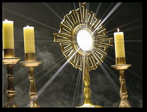 Den sakramentala tillbedjan i varje katolsk kyrka