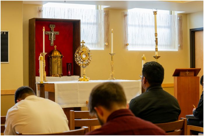Seminarister under tillbedjan av sakramentet.