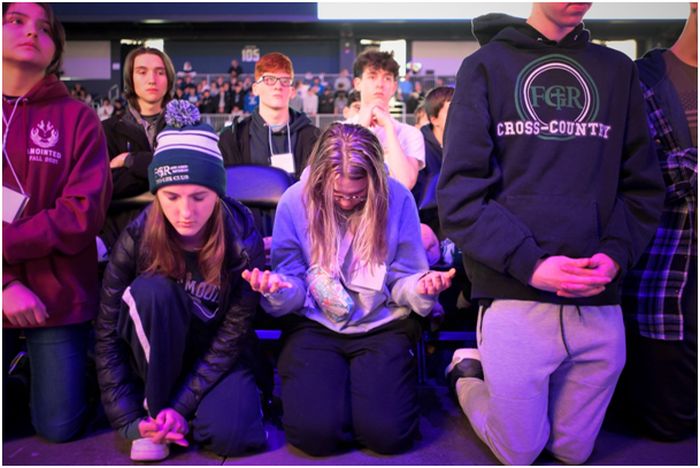 Skolelever som ber under mässan på Livets fest inför Marsch för Livet, 2023.