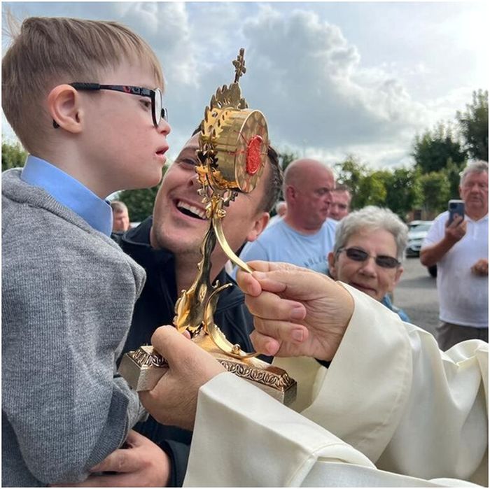 Syskonen Ong tar med sig en relik av Carlos hår till de troende över hela Irland.