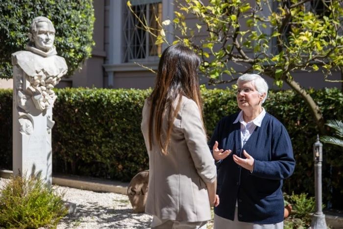 Syster Idília María Moreira G. Carneiro talar utanför Hermanas Hospitalarias hus i Rom.