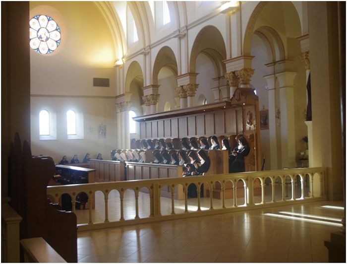 Systrarna ber inne i moderhusets klosterkyrka.