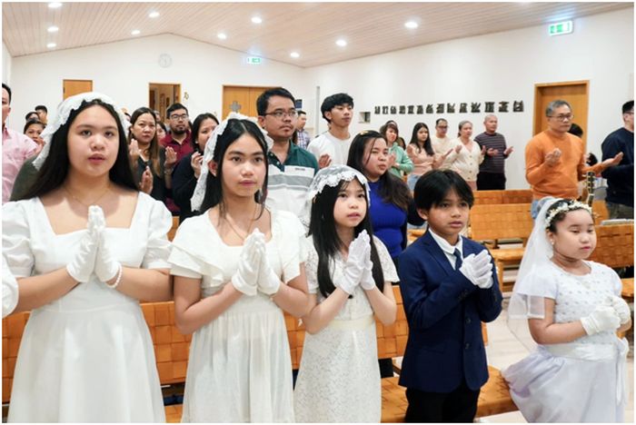 Unga katoliker firar sin första kommunion 2024 i Kristus Konungens församling i Nuuk på Grönland – öns enda katolska kyrka