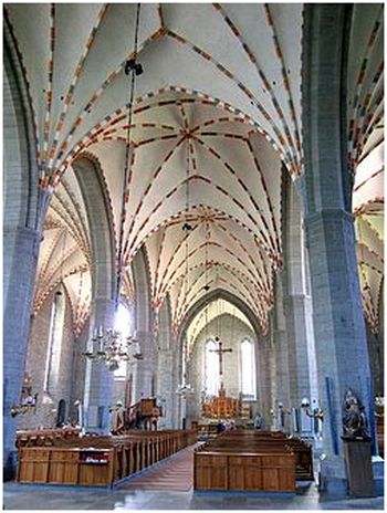 Vadstena klosterkyrka interiör med valvtak och mittskepp