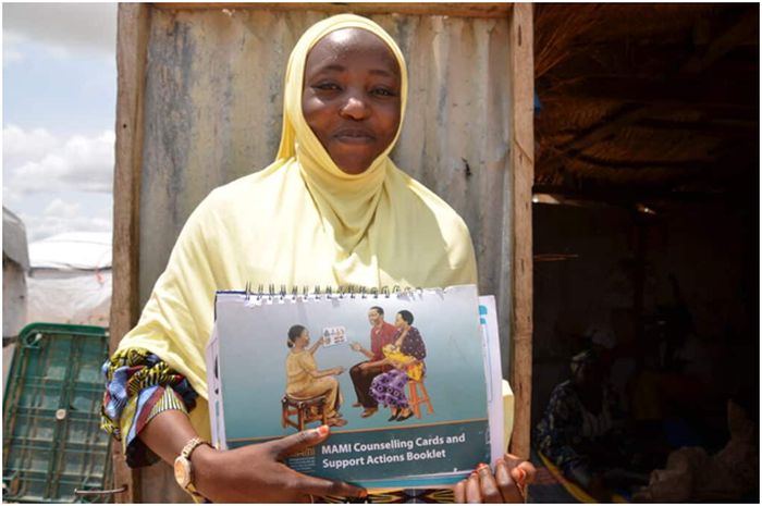 Yagana Ali Kawu, MAMI Community Nutrition Mobiliser, poserar för ett foto efter en session med sin grupp vid National Republican Convention (NRC) lägret, Benisheikh, Kaga lokala regeringsområde i delstaten Borno, Nigeria