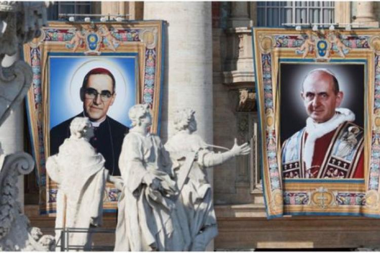 Banéren för de nya helgonen Oscar Romero och Paulus VI