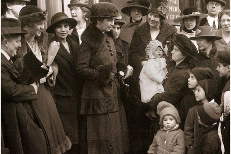 Rashygienförespråkaren Margaret Sanger på trappan till en tingsrätt i Brooklyn