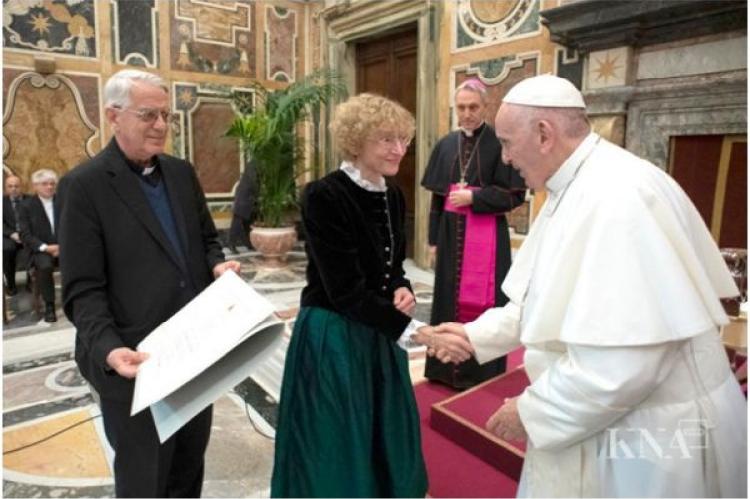 Professor och Ratzingerprismottagare Marianne Schlosser och påve Franciskus