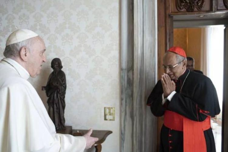 Kardinal Malcolm Ranjith, ärkebiskop av Colombo, Sri Lanka, hälsar på påve Franciskus i Vatikanen den 28 februari